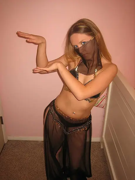 A sedutora Kitty se diverte com seu brinquedo anal enquanto exibe seu grande bumbum