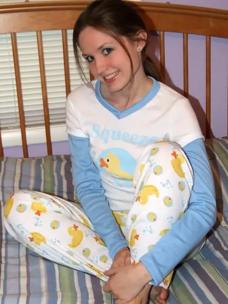 L'adolescente asiatique amateur Kitty retire son pyjama et se fait plaisir