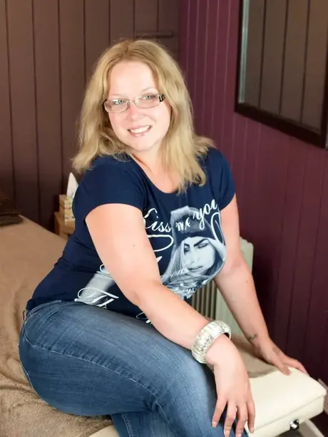 Amatør-BBW Sindy Bust kler av seg, beholder brillene og gir en blowjob
