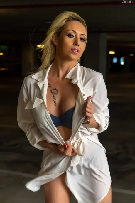 La bellezza amatoriale Christina mostra con orgoglio le sue grandi tette e il suo culo in pubblico