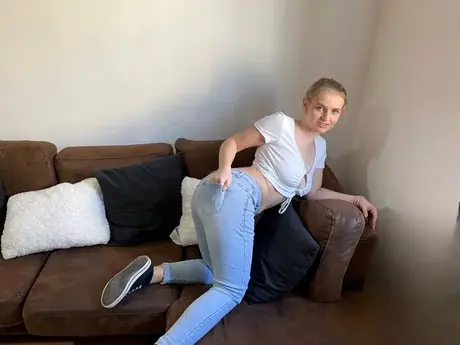 Amateur-Blondine Kristy Water zieht sich nackt aus und fingert ihre Muschi