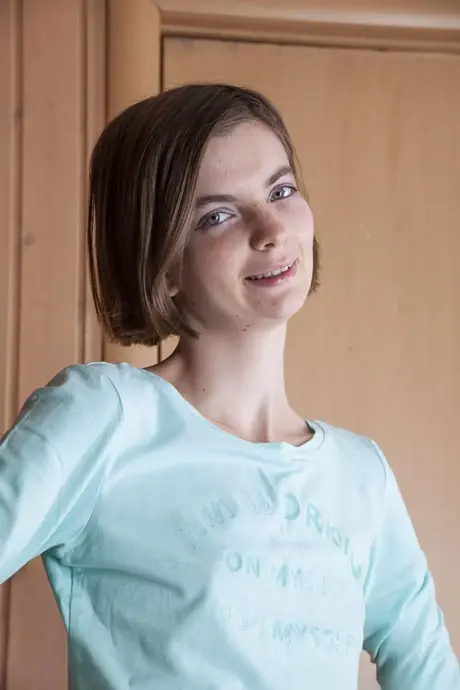 Amatérská bruneta Lady Phanthom předvádí svá malá prsa a tře si ochlupení