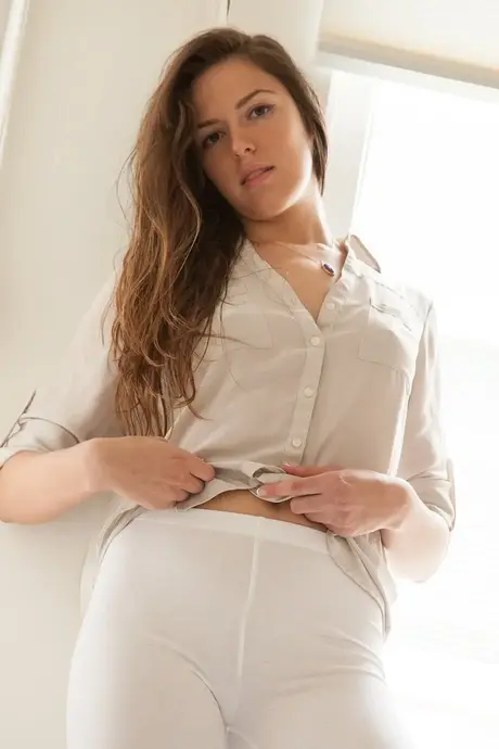 La femme d'affaires amateur Coco Rose pose de façon provocante dans sa tenue blanche