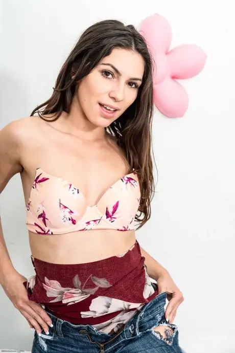 L'amatoriale Gianna Gem si toglie jeans e reggiseno per una sessione nuda a letto