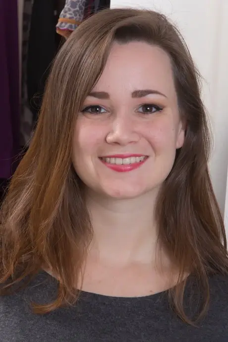 Amatööri Kelly Morgan esittelee alastonta majavaansa walk-in-vaatehuoneessaan