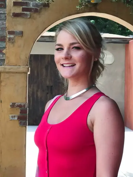 Amatérská kink nadšenkyně Lisey Sweet svázaná a hrubě análně ošukaná