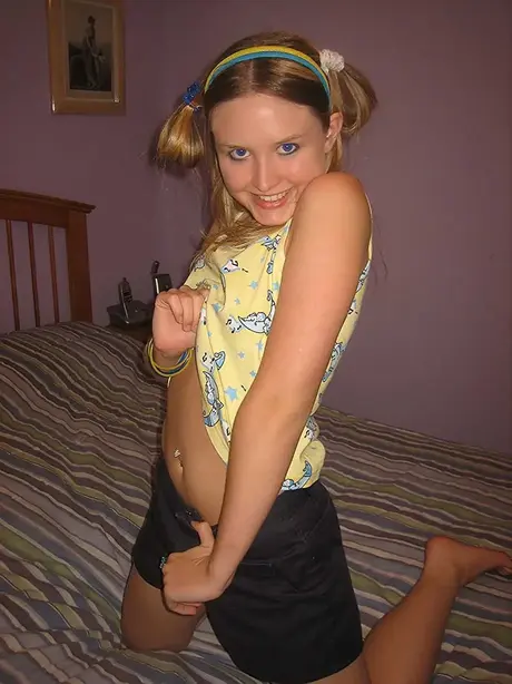 Amateur Kitty klär av sig och utforskar sig själv med en dildo