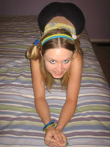 Amateur Kitty klär av sig och utforskar sig själv med en dildo