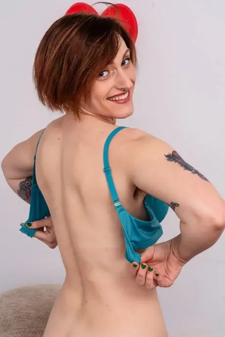 L'amatrice Lauren Laurent écarte sa chatte poilue et joue avec son gode anal