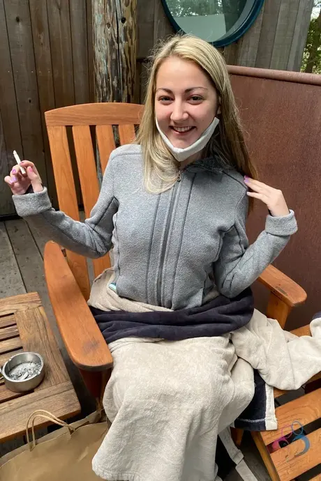 La amateur Lily Adams provoca con su coño afeitado y un tampón insertado
