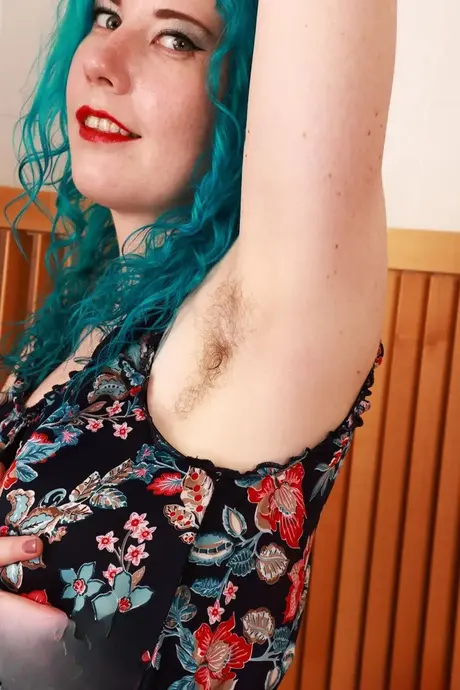 L'amatrice Lux Lives con i capelli tinti rivela la sua bella figa e il suo ano