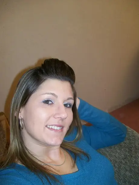 A amadora teen Summer Blue se despe e revela seus peitos grandes em uma cena solo