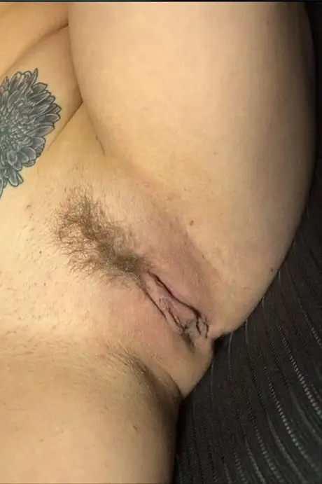 Amatørteenager med store piercede bryster klæder sig af og onanerer i en solooptreden