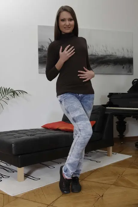 Amatérská žena ukazuje roztáhnutý anus po jízdě v obráceném cowgirl