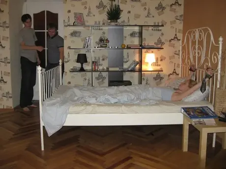 Amber Daikiri, en russisk teenager, bliver analt kneppet af en fremmed i en cuckold-scene