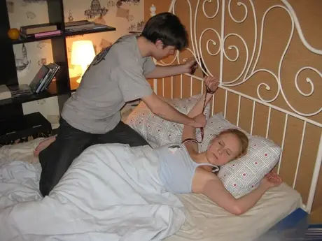 Amber Daikiri, en russisk teenager, bliver analt kneppet af en fremmed i en cuckold-scene