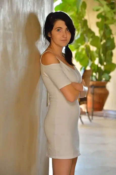 La bellezza americana Lexi espone i suoi seni perfetti e la sua figa in pubblico