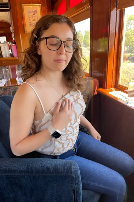 La nerd américaine Leana Lovings dévoile ses pieds sexy, son gros cul et sa jolie chatte