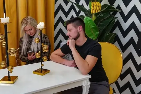 Andrea Ann geniet van intense anale seks met haar goed bedeelde jonge partner