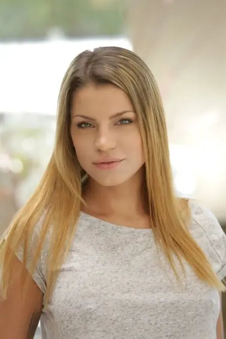 Angel Rivas, a adorável garota russa, recebe um enorme pau branco no ânus