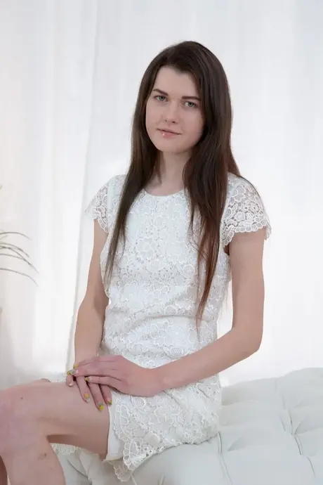 Ariana Shaine zieht sich für intensiven Analsex aus