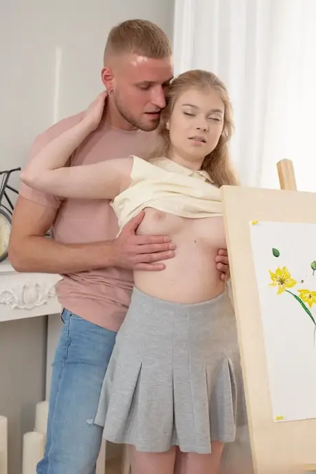 Umělkyně Meow Miu v intenzivní anální scéně se závěrem na obličej