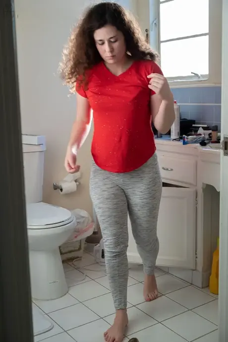 Australská kráska Alannah si obléká sexy prádlo a legíny