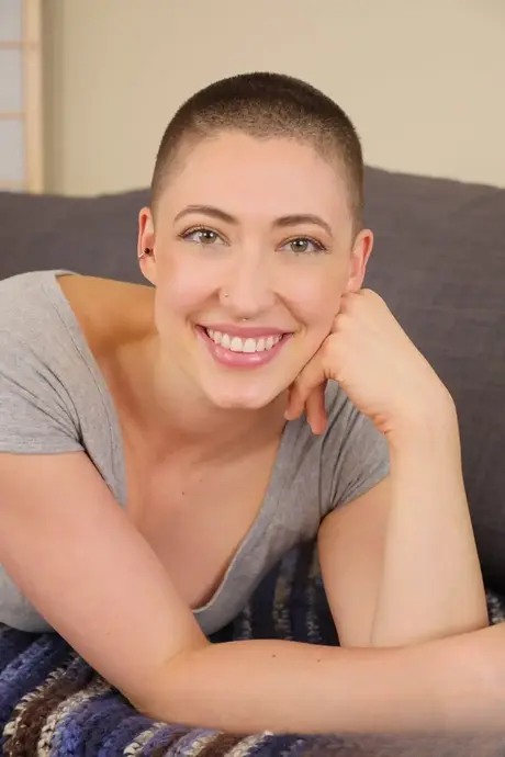 A beleza careca Iris Ives acaricia sua buceta saborosa e exibe seu cuzinho redondo