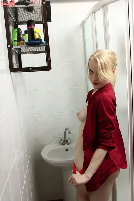 Bella Lei si sundá košili a tře se o podlahu v koupelně
