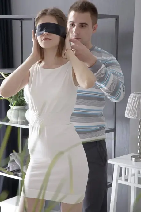 Lera C, les yeux bandés, expérimente le sexe anal et vaginal dans un trio passionné