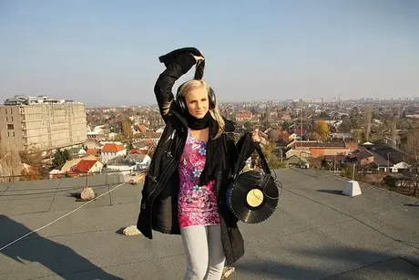 Blonde Barbie klæder sig af på et tag før udendørs analsex