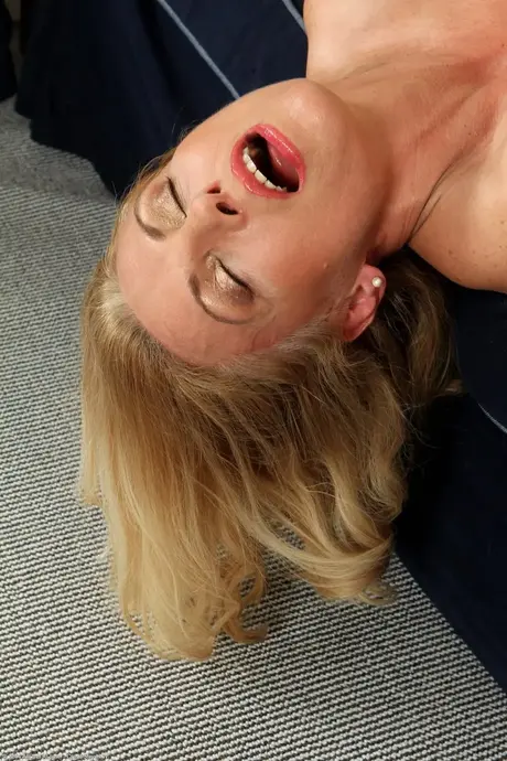 BBW loira de lábios vermelhos se despe completamente em um sofá