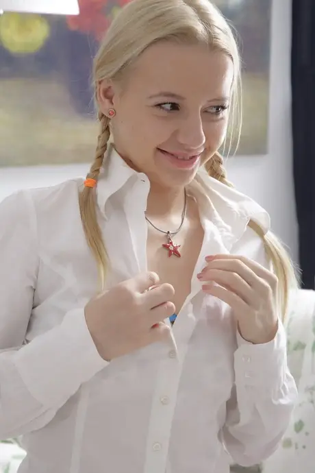 Blondinen Chloe tager sit skoleskørt af og tager den analt