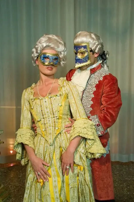 La MILF blonde Anastasia Christ affronte deux hommes bien membrés dans une double pénétration