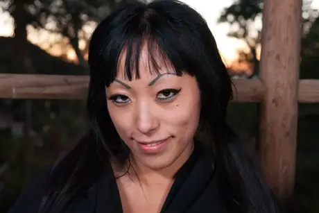 Gefesselte brünette MILF Gaia nimmt eine harte Analbestrafung