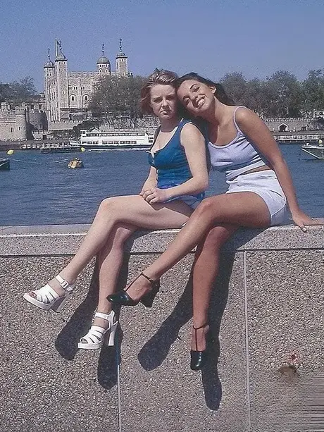 A beleza britânica Sonia tem sua buceta ansiosa lambida e fodida