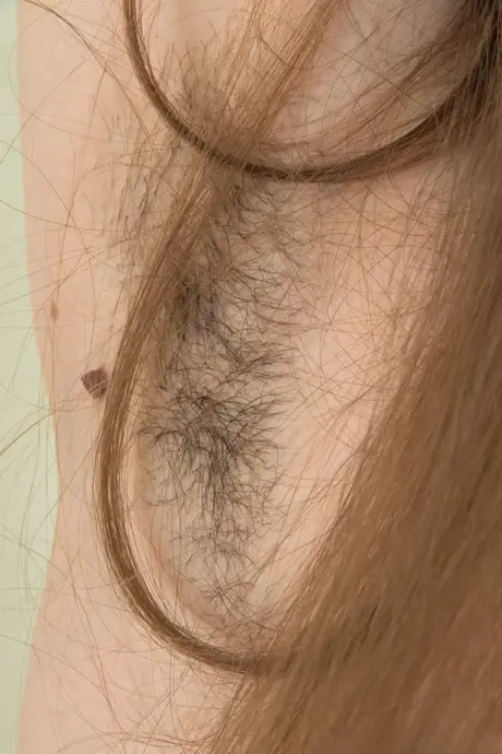 La brune Cherry Bloom se déshabille et écarte sa chatte poilue