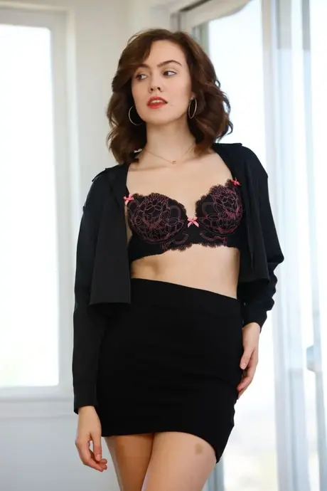 Brunetka Freya Parker kouří a nechá se vzít zezadu