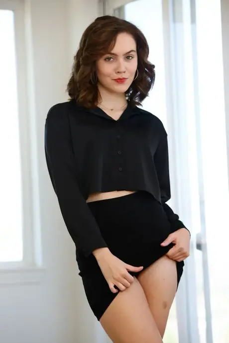 Brunetka Freya Parker kouří a nechá se vzít zezadu