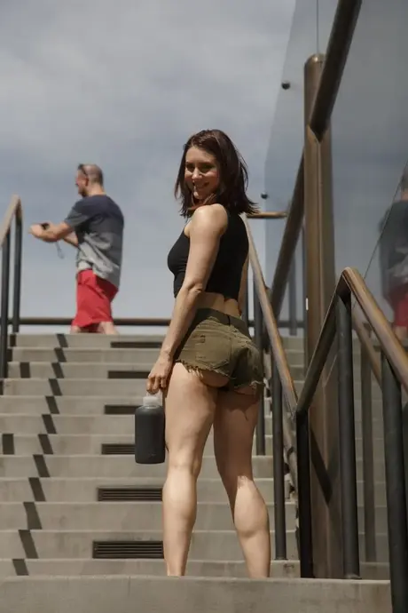 La petite amie brune Tiffany Crystal se déshabille et montre ses fesses