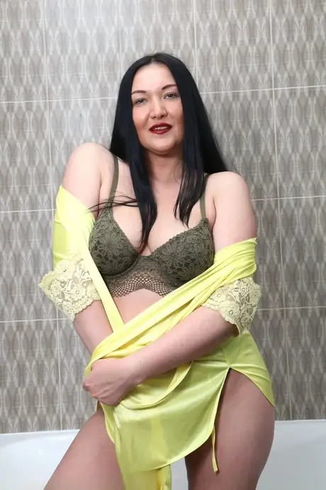 De bustige brunette boven de 30 Vanessa Vaughn borstelt haar lange haar voor haar bad