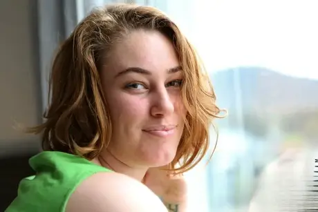 Die üppige Rothaarige Molly Broad neckt mit ihren großen natürlichen Titten und ihrer Schambehaarung im Bett