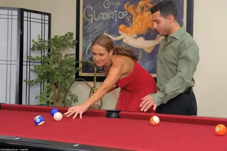 Elexis Monroe, горячая MILF, наслаждается лизанием киски и хорошей еблей на бильярдном столе