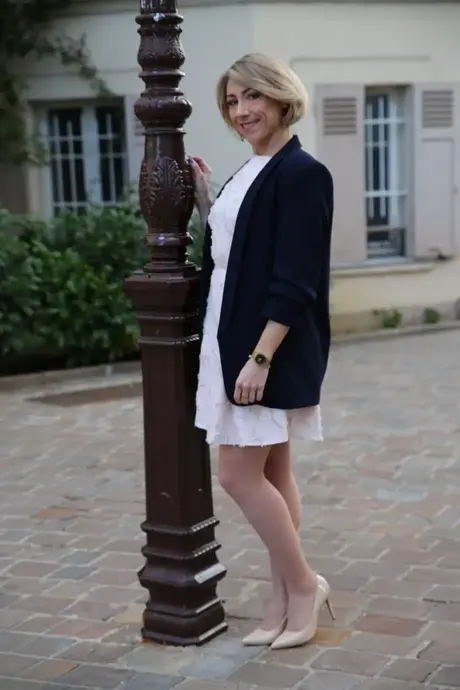 La MILF francesa Julie Holly se quita el vestido y los tacones antes del sexo anal