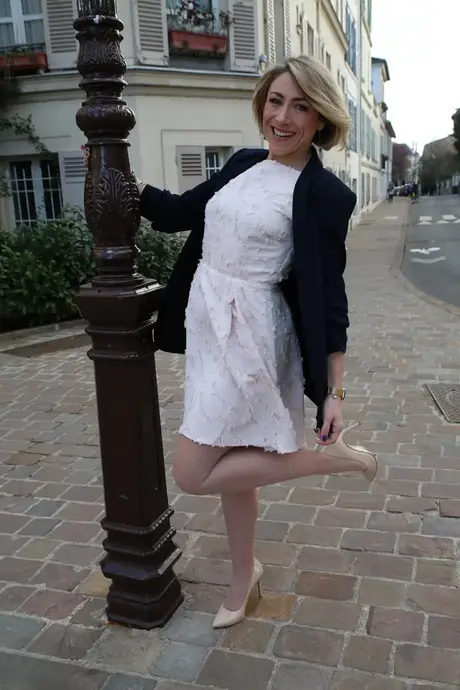 La MILF francesa Julie Holly se quita el vestido y los tacones antes del sexo anal