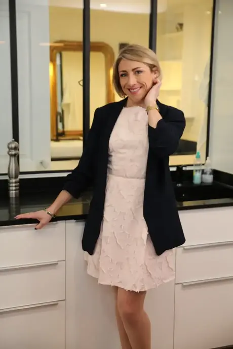 La MILF francesa Julie Holly se quita el vestido y los tacones antes del sexo anal