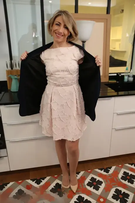 La MILF francesa Julie Holly se quita el vestido y los tacones antes del sexo anal
