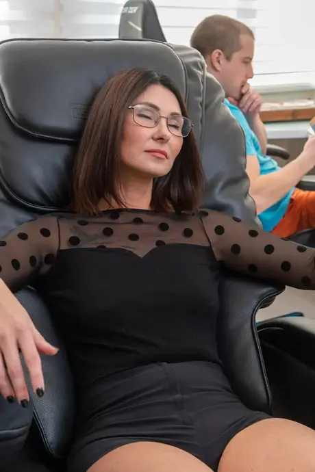 La magnifique MILF Eve Black profite d'un massage des pieds et d'une sodomie
