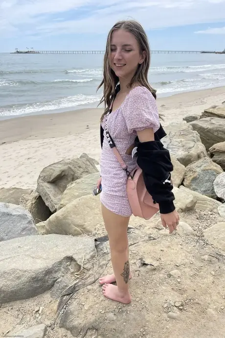 La bellissima giovane donna Macy Meadows rivela i suoi piccoli seni e mostra la sua figa