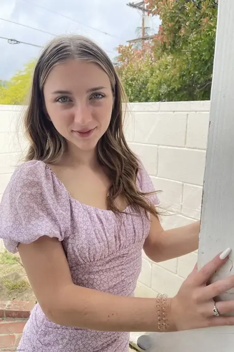 La hermosa mujer joven Macy Meadows revela sus pequeños pechos y muestra su vagina